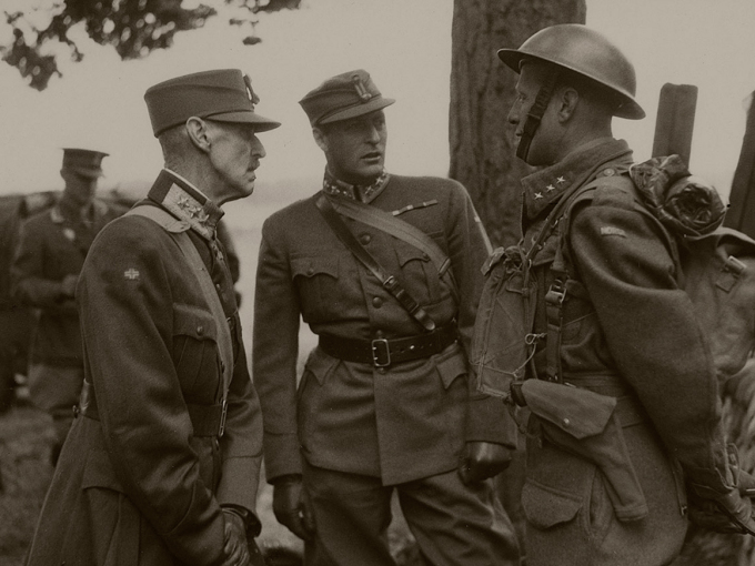 Kong Haakon og Kronprins Olav besøker tropper i Skottland. Foto: De kongelige samlinger